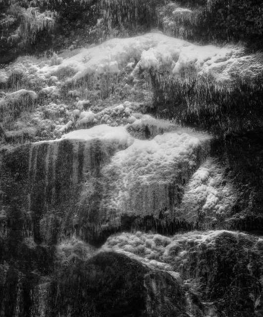 Multnomah Falls Cliff 13-3342a bw.jpg